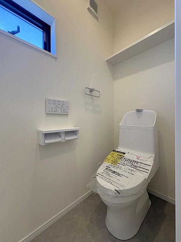 2階のトイレです♪忙しい時間帯もトイレが2か所あると、より安心感が増しますね♪