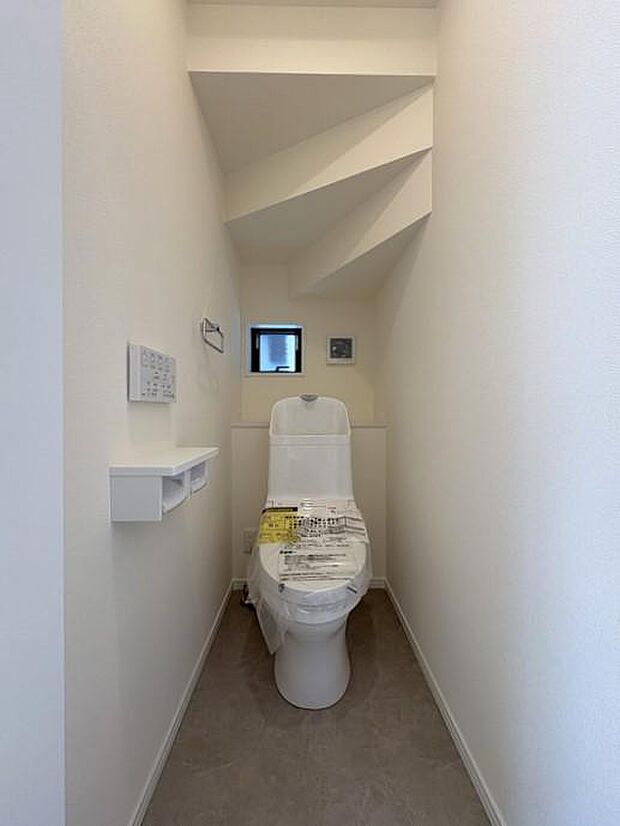 トイレは1・2階とも『TOTO』を採用。フチレスのトイレで、とても掃除のしやすい仕様です。ペーパーホルダーも2連式を採用し、使いやすさをプラスしました。