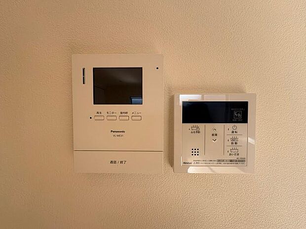 インターホンと浴室のリモコンになります♪急な来客もモニターで確認できると安心感が増しますね♪