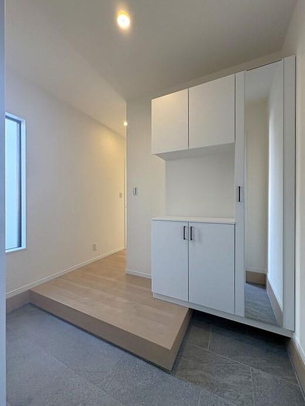 玄関の写真です♪採光用の窓のある玄関は、明るくとても広々とした造りです。玄関ドアはYKK製品を採用。リモコンキー・タグキー式で、お車と同じような使い方ができ、とても便利です♪