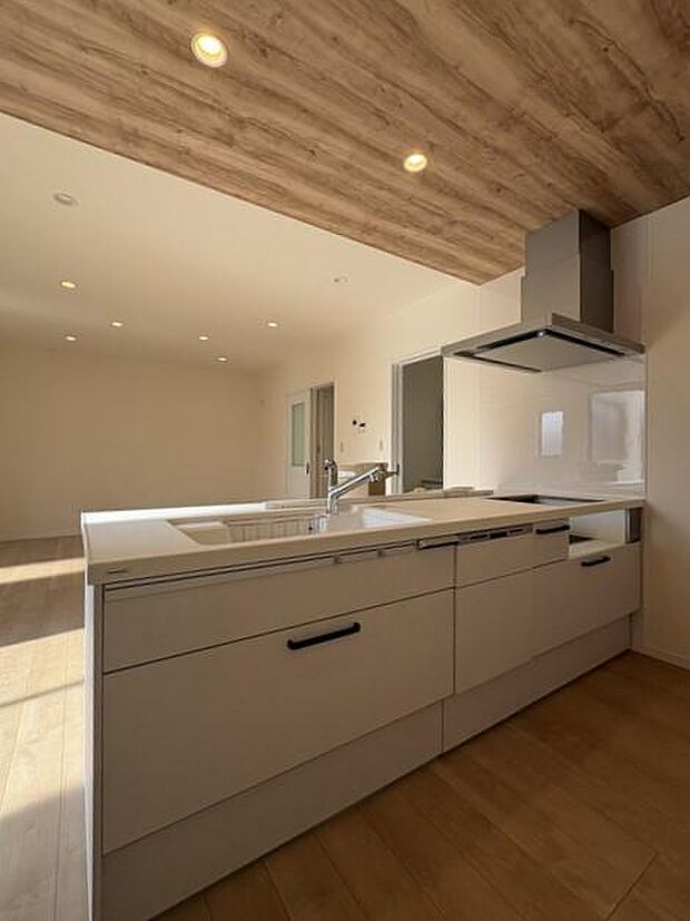 『Panasonic製』のキッチンを採用。コンロ前の壁を無くし、ふらっとにすることにより、収納スペース・作業用スペースを造り、開放感のある仕様に仕上げます♪