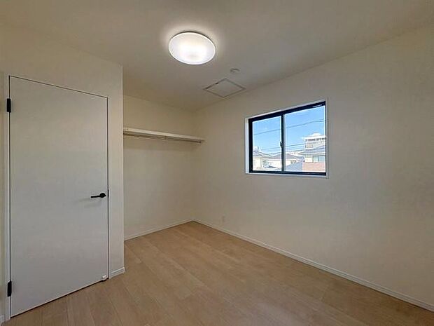 2階にある約4.5帖の洋室です♪収納の扉をつけない事で、更に開放的なお部屋になりますね♪