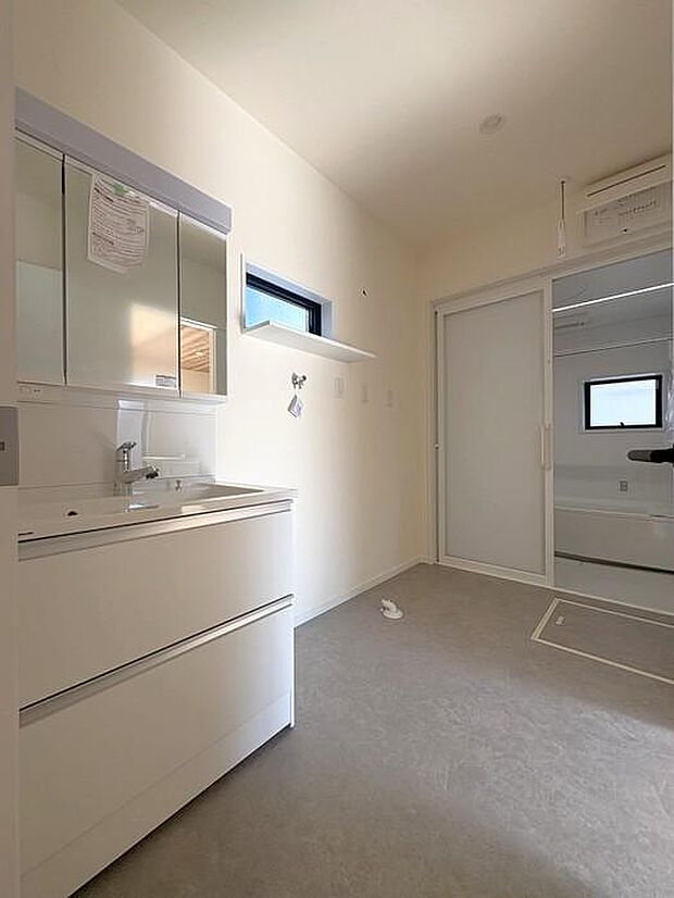 1階にある洗面室です♪約1.5帖あり、洗濯機や収納スペースを設置しても、スペースがあります♪廊下とキッチンとの回遊導線で生活便利な間取りです♪