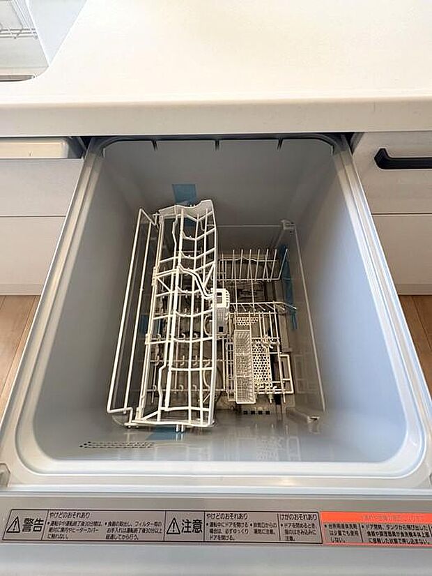 SUMiTASの新築戸建には食洗器が備え付けられております♪食器を洗う時間を短縮♪家族との憩いの時間に繋がりますね♪