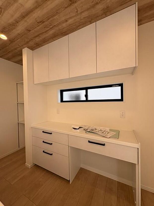 SUMiTASブランドの新築住宅には、キッチンのカップボードが備え付けです。上部・下部の二段に分け、ゴミ置き場スペースも用意した収納です。ものが多くなるキッチンを広く使えるための工夫です♪