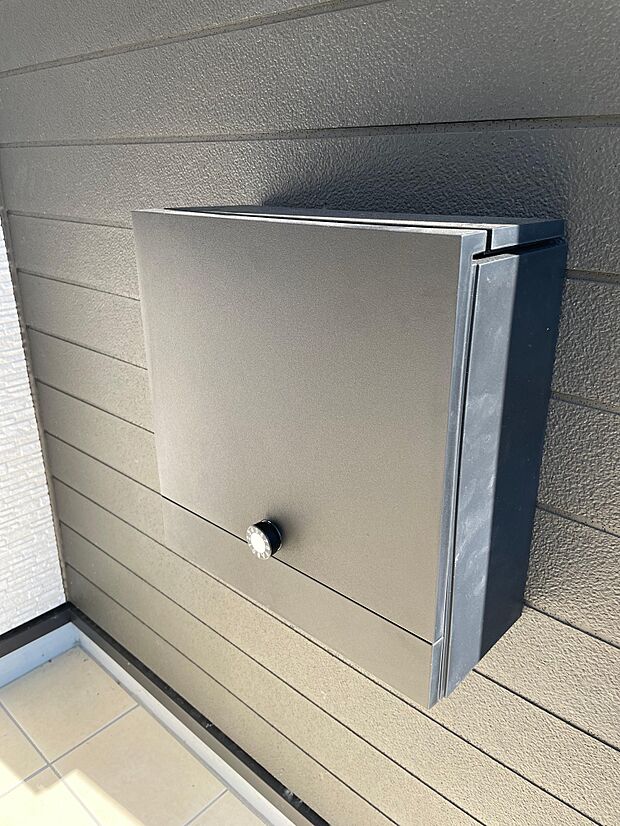 ダイヤルキーの付いたポストが標準装備♪