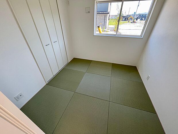 畳スペースはお昼寝やお子さまの遊び場として大活躍♪強度のあるダイヤロン畳なので、傷みにくく、ダニやカビの発生も抑えてくれます♪お泊まりに来たご両親の寝室としても活躍♪