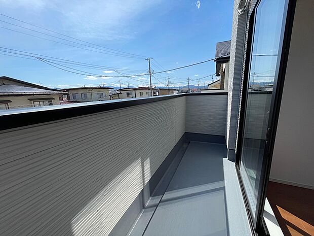 南向きにバルコニーがあり明るい陽が差し込みます♪