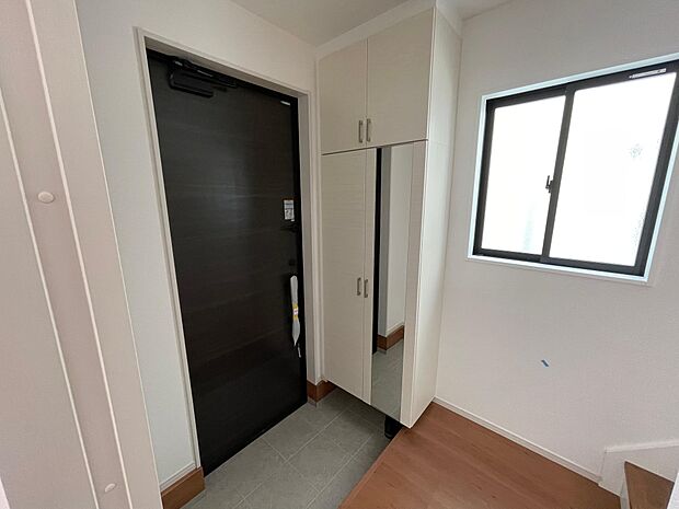 白を基調とした明るい玄関スペース♪シューズクロークは大容量で革靴もスニーカーもたくさん収納可能♪いつもきれいな玄関を保てます♪