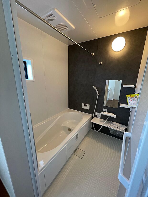 床の乾きやすい1坪タイプの浴槽♪足を伸ばしてゆっくり入浴♪浴室暖房機能付きで冬でもあたたかいです。また乾燥機能で洗濯物干しコーナーとしての用途も可能♪