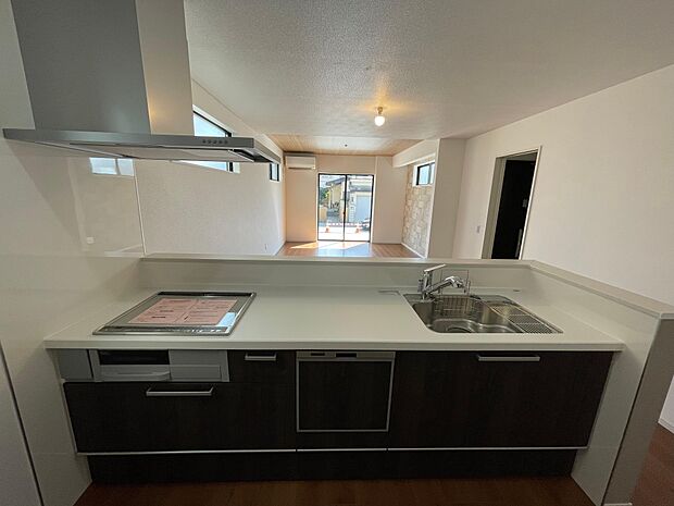 対面キッチンでお子さまの様子を見ながらお料理ができて安心♪ワイドなキッチン台は広々でとても快適♪お子さんと一緒に料理も楽しめます♪標準でビルトイン食器洗浄乾燥機付き♪