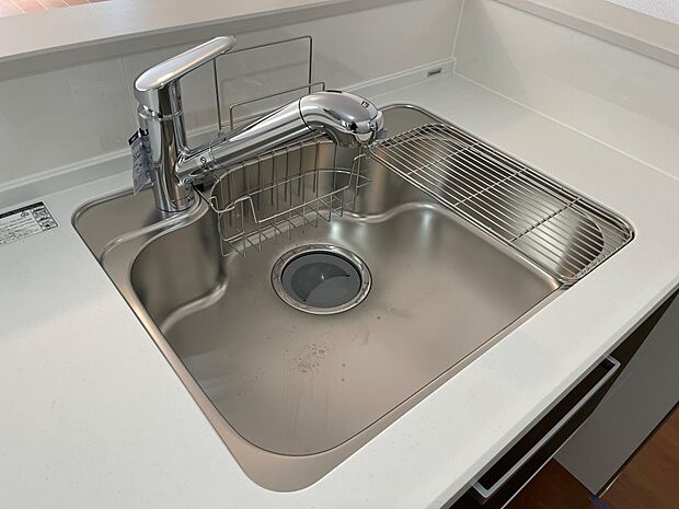 たっぷり食器が入るシステムキッチンのシンク♪シングルレバーなので片手で吐水できます♪蛇口部のヘッドホースが伸びて隅々まで行き渡ります♪浄水カートリッジ対応の水栓です♪
