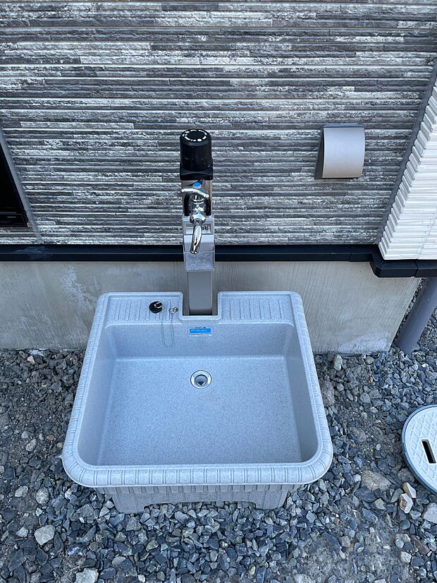 外には標準で立水栓が付きます♪洗車も花壇の水やりも可能♪