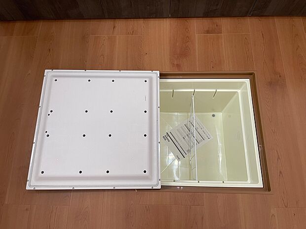 キッチン部床下には収納が付いています♪瓶詰めの食品や缶詰などの保管に最適です♪