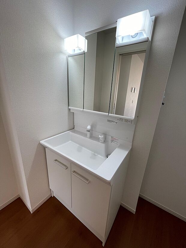 三面鏡の洗面台は鏡の裏が収納になっているため化粧用品がたっぷり入ります♪コンセント付きでドライヤーもすぐに使えます♪