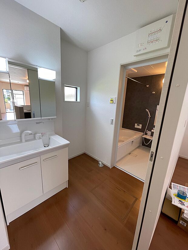 ゆったりとした洗面脱衣所♪はしゃぐお子さまとの着替えも問題なしです♪ドラム式洗濯機も余裕で設置できる広さです♪