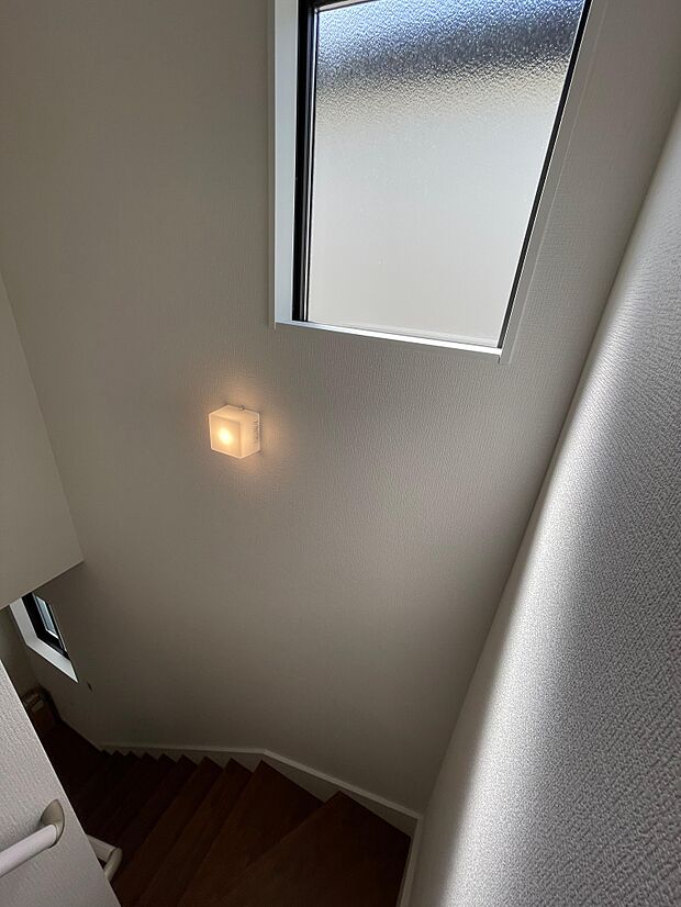 光が入る明るい階段♪