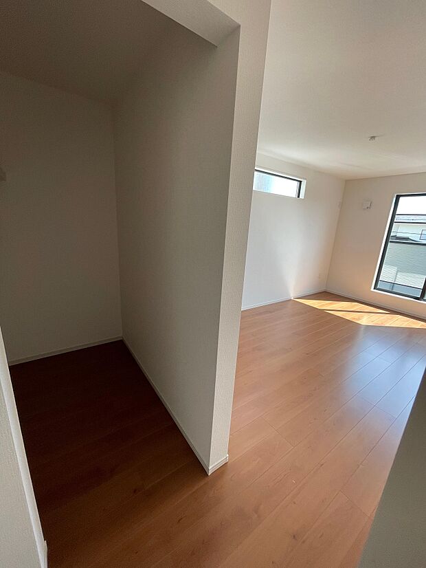 ゆったりとした主寝室は日々の疲れを取ってくれる開放感があります♪充実した収納スペースには洋服もバック等の小物も収納可能♪机を置いて書斎も作れます♪