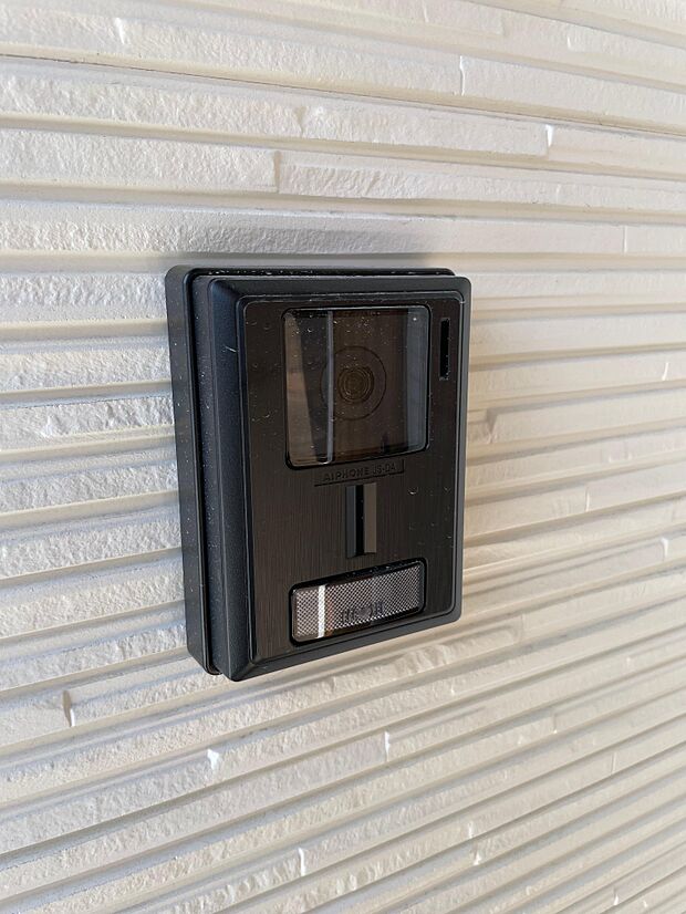 カメラ付きインターホン♪夜はLEDライトが点くのでお顔もはっきりと分かります。防犯も安心です。