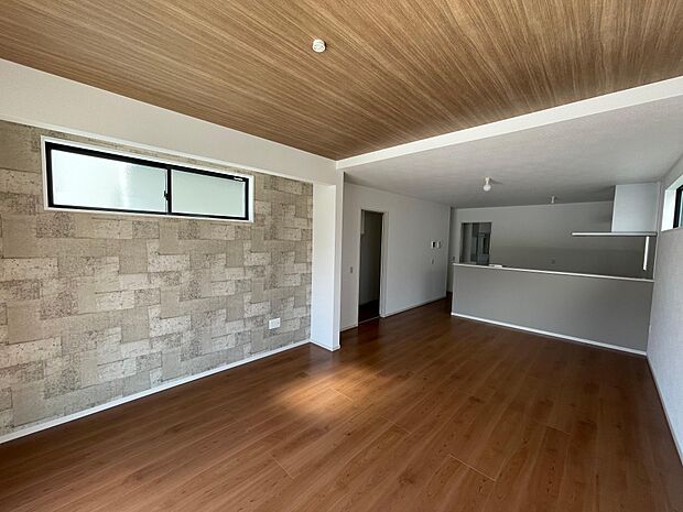 天井が高く開放感を感じる19帖のリビング♪彩光とプライバシーを考えた窓の配置でゆったりと家族と団らんできます♪ソファーやローテーブルを置いてもゆとりのある広さです♪