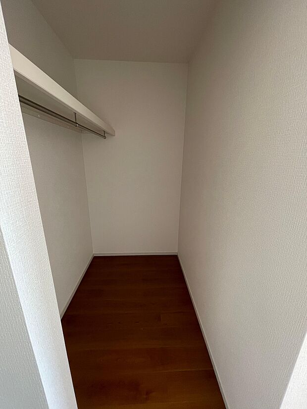 ハンガー掛けと棚の付いたウォークインクローゼット♪夏物から冬物、布団やスーツケースまでたくさん収納可能♪