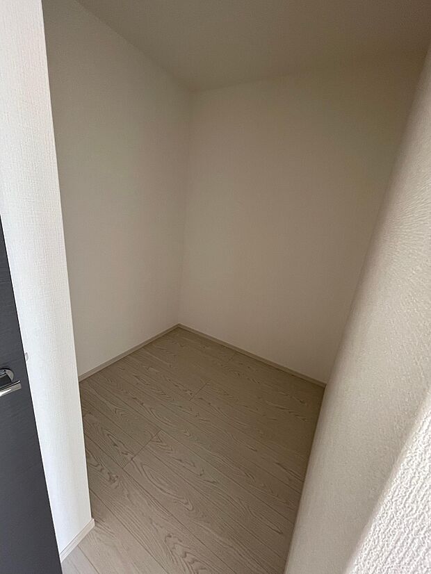 ウォークインクローゼットは夏物から冬物、布団やスーツケースまでたくさん収納可能♪