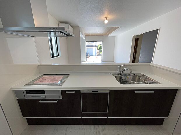 対面キッチンでお子さまの様子を見ながらお料理ができて安心♪ワイドなキッチン台は広々でとても快適♪お子さんと一緒に料理も楽しめます♪標準でビルトイン食器洗浄乾燥機付き♪