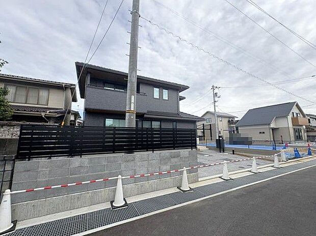 ファミリーマート 松山古川南一丁目店まで約450m♪毎日の食料品や日用品のお買い物がとっても便利です♪