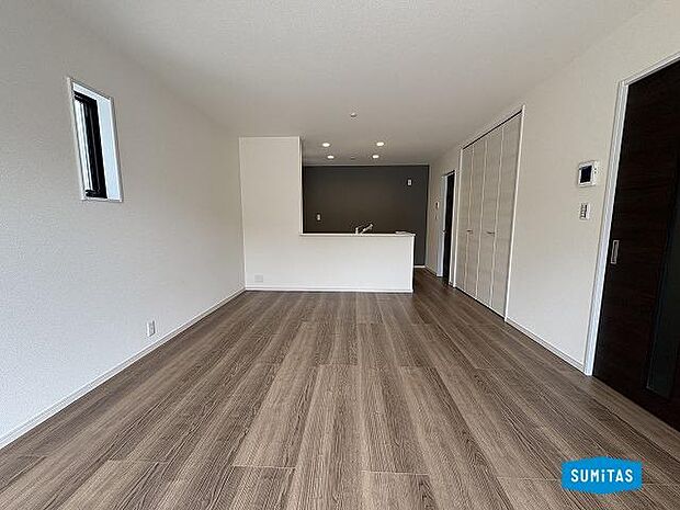 リビングからキッチンが見えます。この空間で家族の大切なひとときを…。