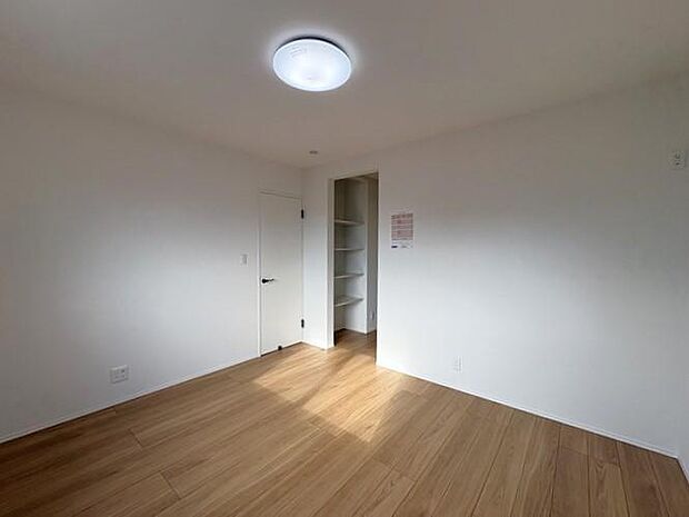 2階にある約7帖の洋室です♪