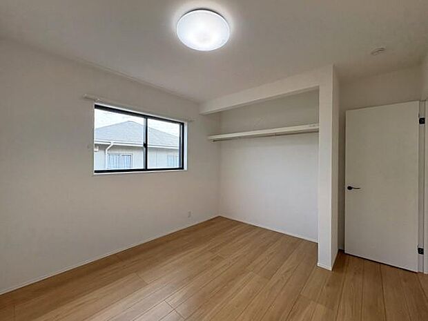 2階にある約6帖の洋室です♪