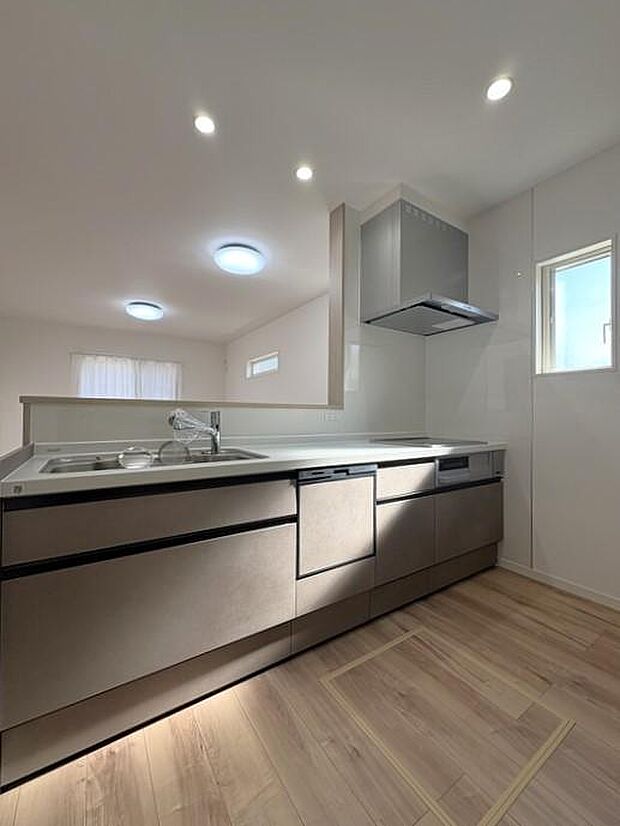 食洗機付きキッチンで、洗い物の負担を軽減。忙しい毎日をサポートしてくれる家事ラク設備です♪