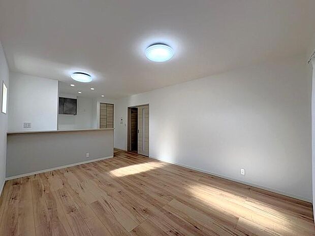 ソファーにテレビボード、ダイニングテーブルを置いても広々使えるリビング♪ 家具選びもワクワク♪