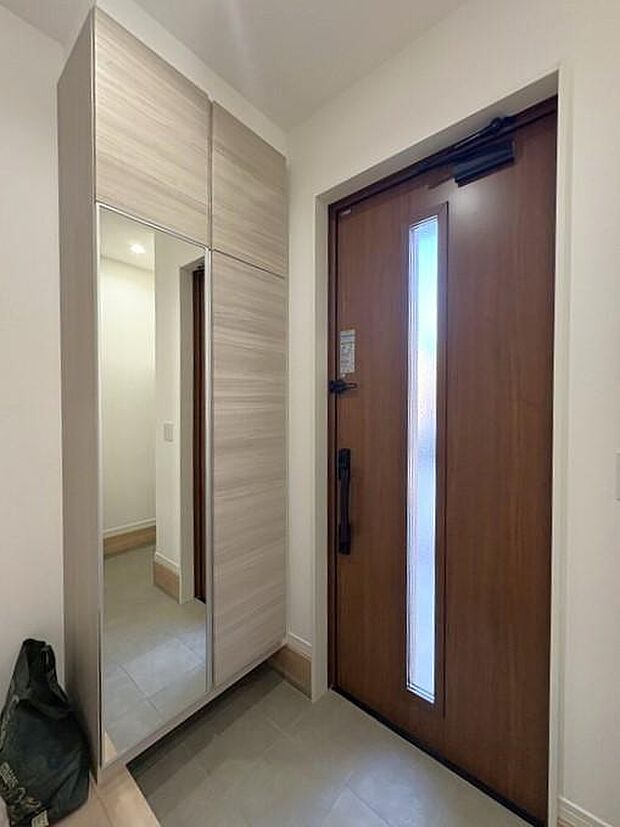 シンプルで帰るたびにホッとする玄関♪姿見付き玄関収納でお出かけ前の身だしなみチェックもラクラク♪