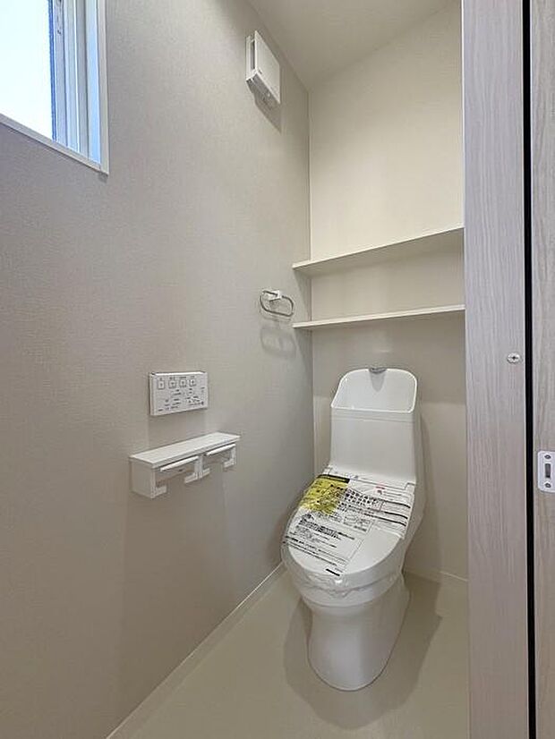 2階のトイレです♪トイレは各階にございます♪忙しい時間帯にも2か所あると、便利で安心感が増しますね♪