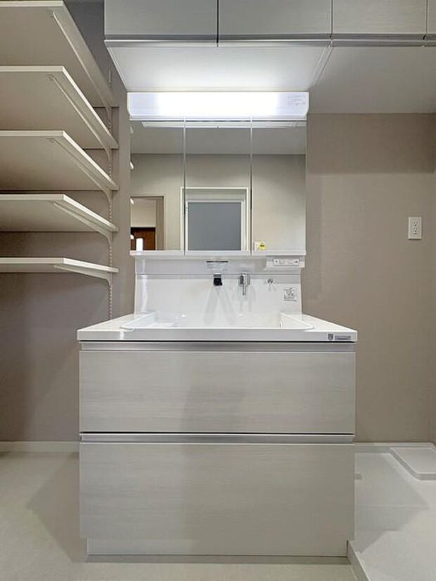 可動棚＆上部に棚付きの洗面脱衣室は、収納スペースが豊富で日用品を整理しやすく、いつでも清潔感のある空間を保てます♪