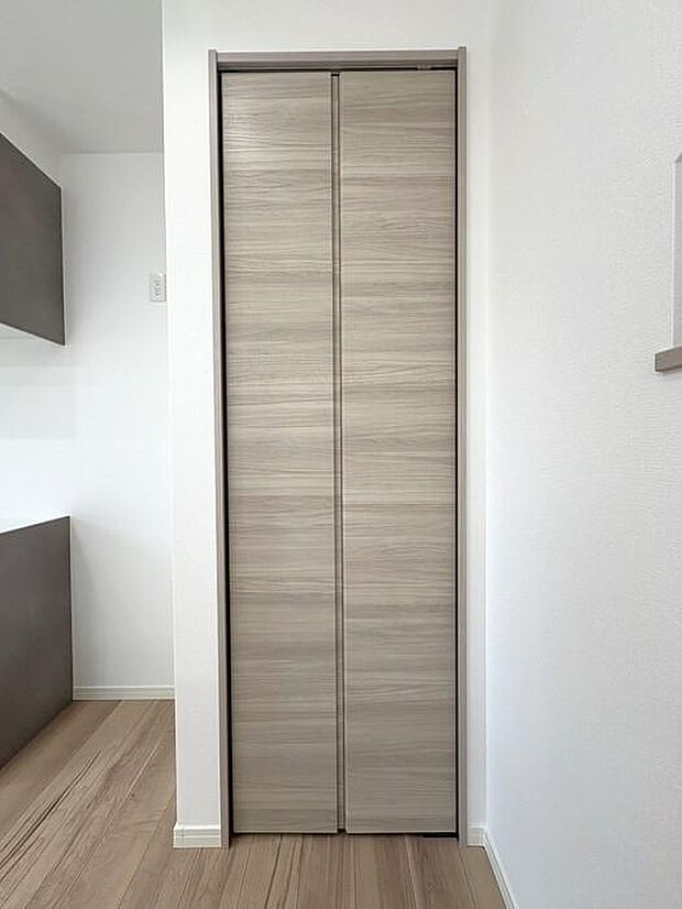 キッチン横にある収納スペースです♪食材やキッチン用品を整理してすっきり収納できます♪