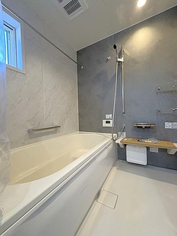 位置も高さも自由自在！浴室の鏡はマグネット式で取り外せて、お掃除も楽々♪グレーのアクセント壁がおしゃれなお風呂です♪