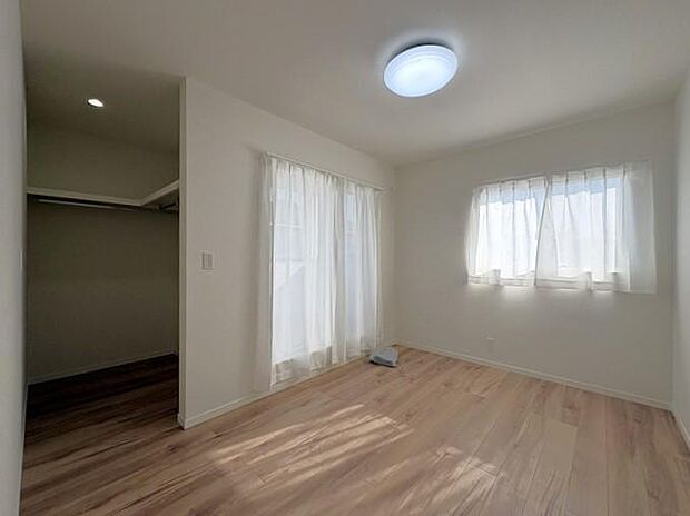 2階にある6帖の洋室です♪バルコニーが付いており、明るい陽射しと風を感じられる快適な空間です♪