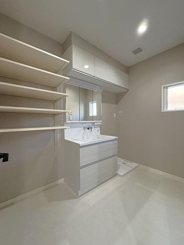 約3畳の洗面脱衣室はとても広々としており、洗濯や身支度の動線も快適♪家事もはかどる空間です♪