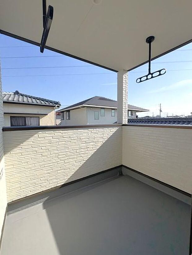 広々としたバルコニーは開放感抜群♪洗濯物干しもスムーズにこなせる上、屋根付きなので急な雨の日でも安心♪