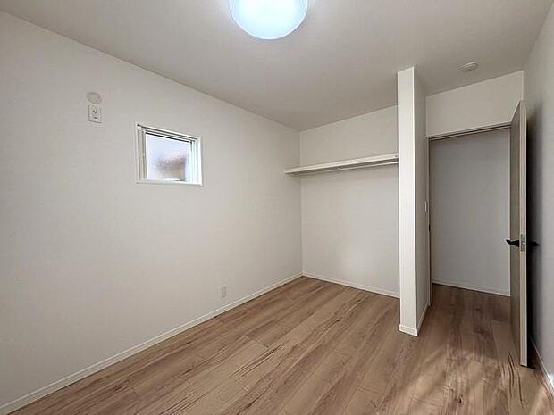 2階にある6帖の洋室です♪子ども部屋や書斎にピッタリ♪ベッドや家具もゆったり配置できます♪