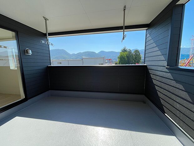 南向きのバルコニーはお布団も干せるゆったりとした大きさです♪椅子や机を置いて読書も楽しめます♪オプションで窓も設置可能です♪