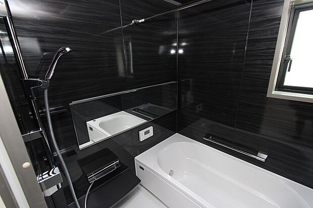 浴室には窓もあり通風・彩光に優れています♪