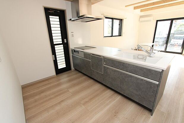 飲み物や缶詰の保存に便利な床下収納・勝手口付き♪