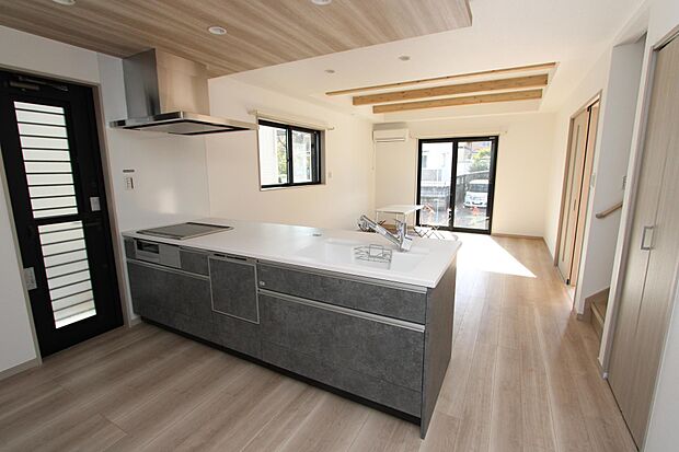 カウンターキッチンは、お子様の様子を家事をしながら見れるので安心♪