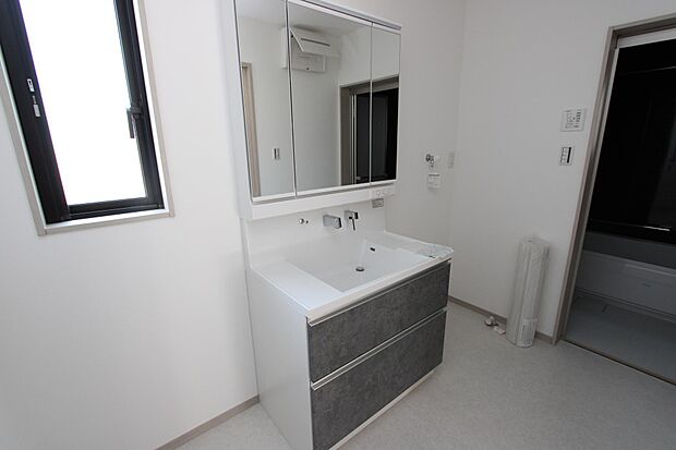 シャンプドレッサーに窓付きの洗面スペース♪