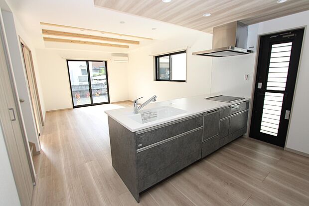 飲み物や缶詰の保存に便利な床下収納・勝手口付き♪