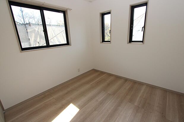 2階の洋室 全室2面採光です♪