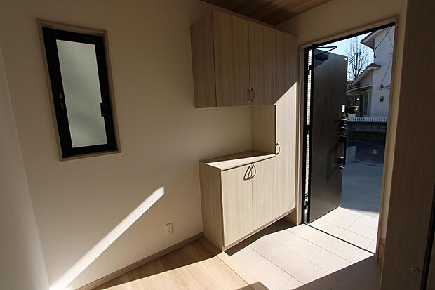 玄関に窓があるので、明るくておススメです♪